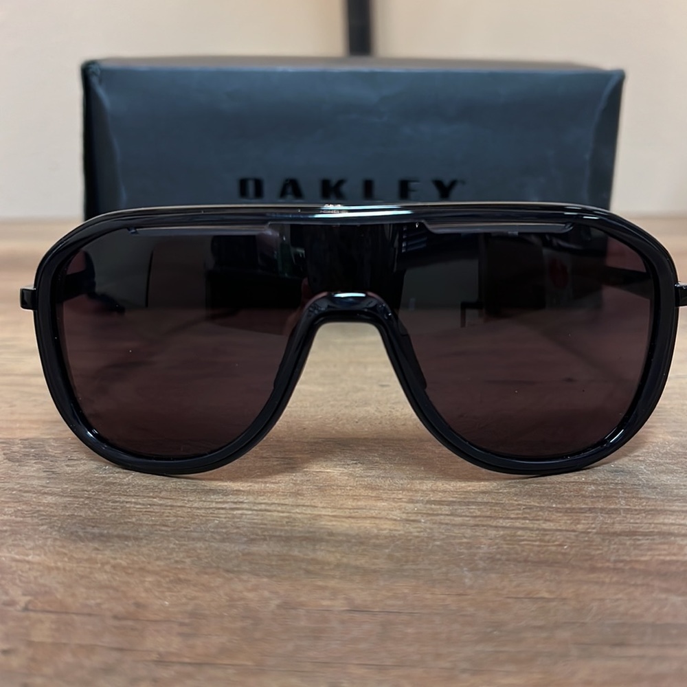 Oakley Outpace Sunglasses